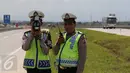 Polisi gunakan alat pendeteksi laju kendaraan di ruas tol Cikampek-Palimanan KM.165, Majalengka, (14/12). Ini upaya pihak berwenang dan operator jalan tol dalam menjaga dan meningkatkan keselamatan berkendara di tol. (Liputan6.com/Angga Yuniar)