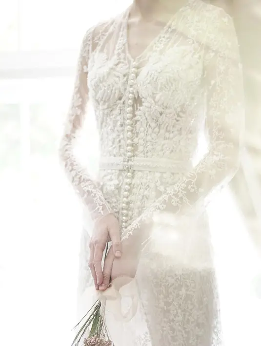 asih dalam nuansa yang mewah, kebaya ala Sapto Djojokartko memiliki potongan lengan panjang dengan floral embroidered dalam tulle dress. Kebaya ini akan membungkus tubuh dengan sangat sempurna (instagram/saptodjojokartikobride)