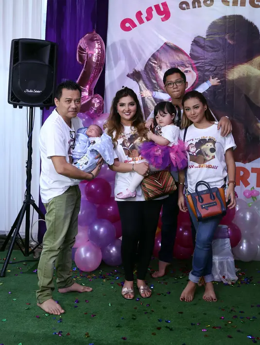 Kondisi kesehatan yang tidak mendukung, gadis kecil bernama Arsy Addara Musicia Nurhermansyah ini terpaksa tidak bisa mengikuti acara sampai selesai lantaran harus segera dibawa  ke dokter. (Nurwahyunan/Bintang.com)