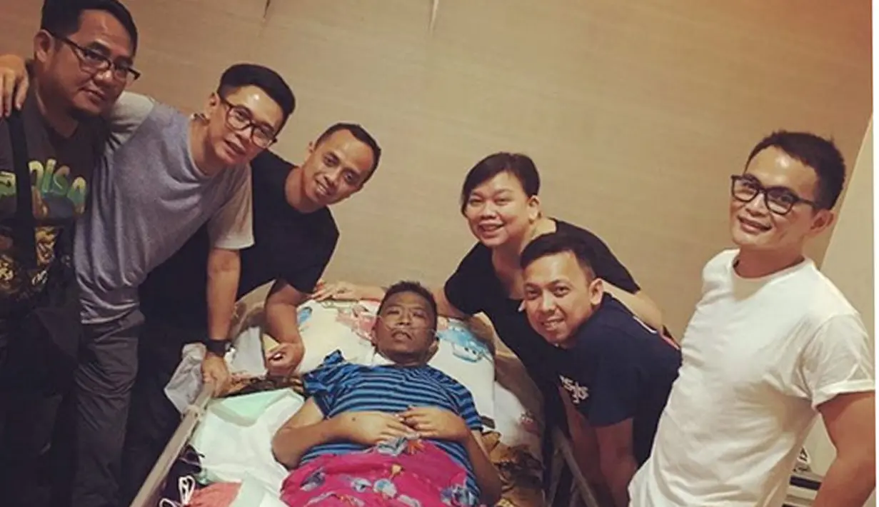 Meninggal dalam usia 44 tahun, Oon meninggalkan istri dan dua orang anak. Sebelum meninggal, Ocha, istri Oon sempat melakukan jumpa pers dan menceritakan kondisi sang suami saat itu. (Instagram/udjudj)