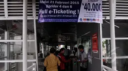  Petugas saat melayani pengguna bus Transjakarta yang mengunakan e-ticketing, Jakarta, Sabtu (21/2/2015). PT Transportasi Jakarta (Transjakarta) menyatakan seluruh 12 koridor Transjakarta resmi menggunakan e-ticketing. (Liputan6.com/JohanTallo)