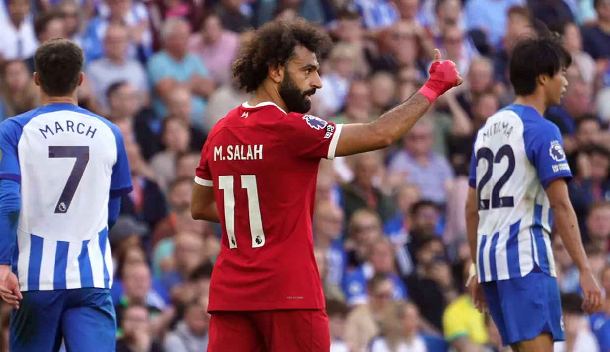 Pemain Liverpool Mohamed Salah (tengah) bereaksi setelah pertandingan sepak bola Liga Premier Inggris antara Brighton and Hove Albion dan Liverpool di American Express Community Stadium, Brighton, Inggris, Minggu (8/10/2023). Pertandingan berakhir imbang 2-2. (AP Photo/Alberto Pezzali)