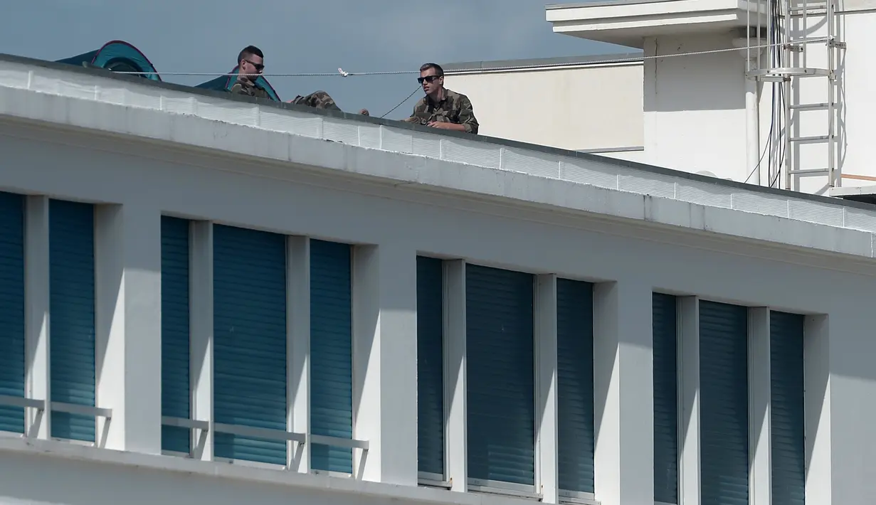Dua tentara berjaga di atap Kasino Bellevue di Biarritz, Prancis barat daya 21/8/2019). KTT tahunan negara-negara Kelompok Tujuh (G7) ke-45 akan berlangsung 24 hingga 26 Agustus di resor tepi laut Biarritz, Prancis. (AFP Photo/Iroz Gaizka)