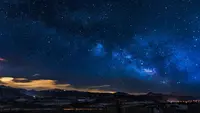 Ilustrasi malam hari, malam lailatulqadar. (Foto oleh Pixabay: https://www.pexels.com/id-id/foto/black-mountains-under-the-stars-at-nighttime-355465/)