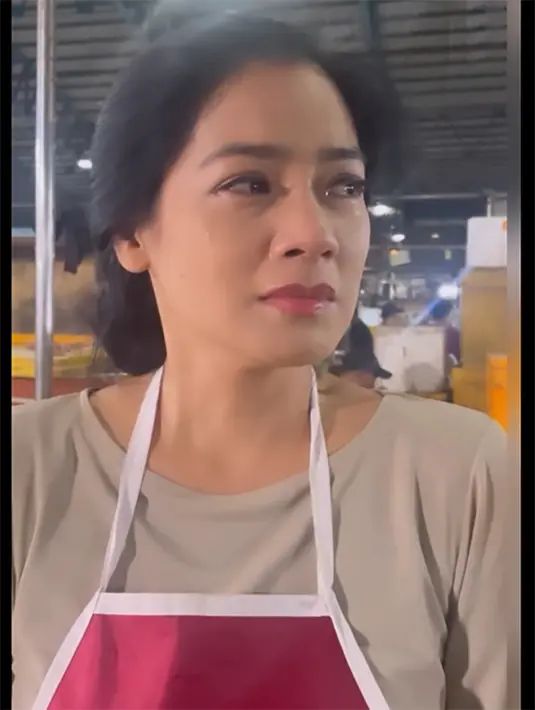 "Harus bs konsentrasi adegan nangis di tengah2 pasar ikan yg ramai. Me as Salwa, dengan kehidupan berat jadi buronan polisi, kehilangan suami, banting tulang menghidupi anak di Sinetron terbaru," tulisnya. [Instagram/titi_kamall]