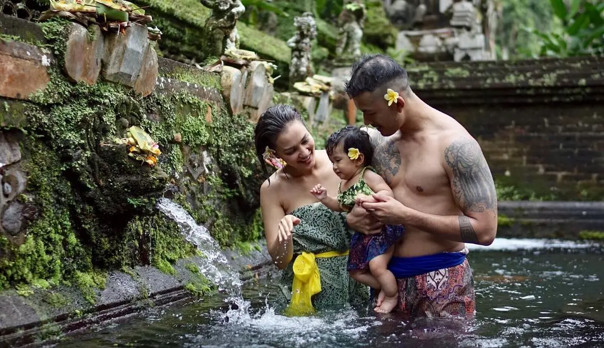 Saat berbincang dengan Bintang.com beberapa waktu lalu di kantor redaksi, Atiqah menceritakan awal proses berkenalan dengan bintang film Filosofi Kopi itu. (Instagram/atiqahhasiholan)