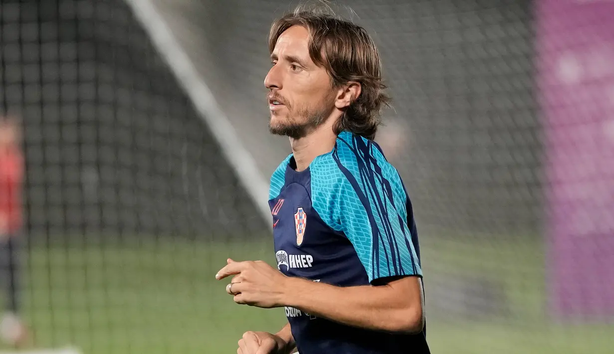 Luka Modric mengikuti sesi latihan di Al Erssal Training Site 3, Doha, Qatar, Rabu (14/12/2022). Seperti yang diketahui, keduanya sudah pernah bertemu di babak penyisihan grup F lalu. (AP Photo/Andre Penner)