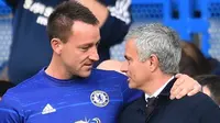 Manajer Manchester United Jose Mourinho (kanan) bersama kapten Chelsea John Terry (kiri) di Stamford Bridge, London, 23 Oktober 2016. (AFP/Glyn Kirk)