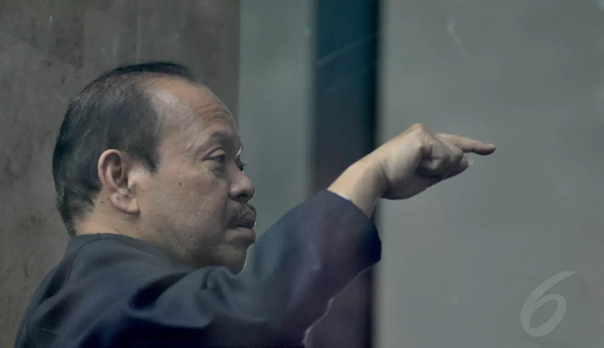 Sutan Bhatoegana saat berada di ruang tunggu Gedung KPK, Jakarta, Senin (17/11/2014). (Liputan6.com/Miftahul Hayat)