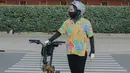Ajeng pun memilih kemeja bermotif colorful dipadukan dengan pants hitam ketika bersepeda.  (Dok. Instagram @ajeng.dinanti)