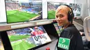 Usai Pensiun, Bibiana Steinhaus masih berkarir di perwasitan dengan menjadi asisten wasit dalam layanan Video Assistant Referee (VAR) di Video Assist Center. Bibiana juga menjalin hubungan dekat dengan mantan wasit FIFA asal Inggris Howard Webb. (AFP/Ina Fassbender)