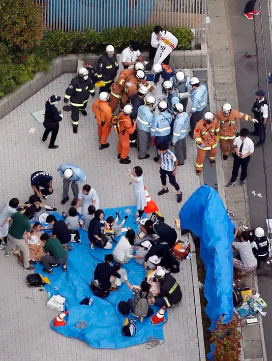 Tim penyelamat memberi penanganan kepada para korban penusukan massal di Kawasaki, dekat Tokyo, Jepang, Selasa (28/5/2019). Belasan korban luka mendapat penanganan dini oleh beberapa ambulans yang langsung bersiaga di lokasi kejadian. (Jun Hirata/Kyodo News via AP)