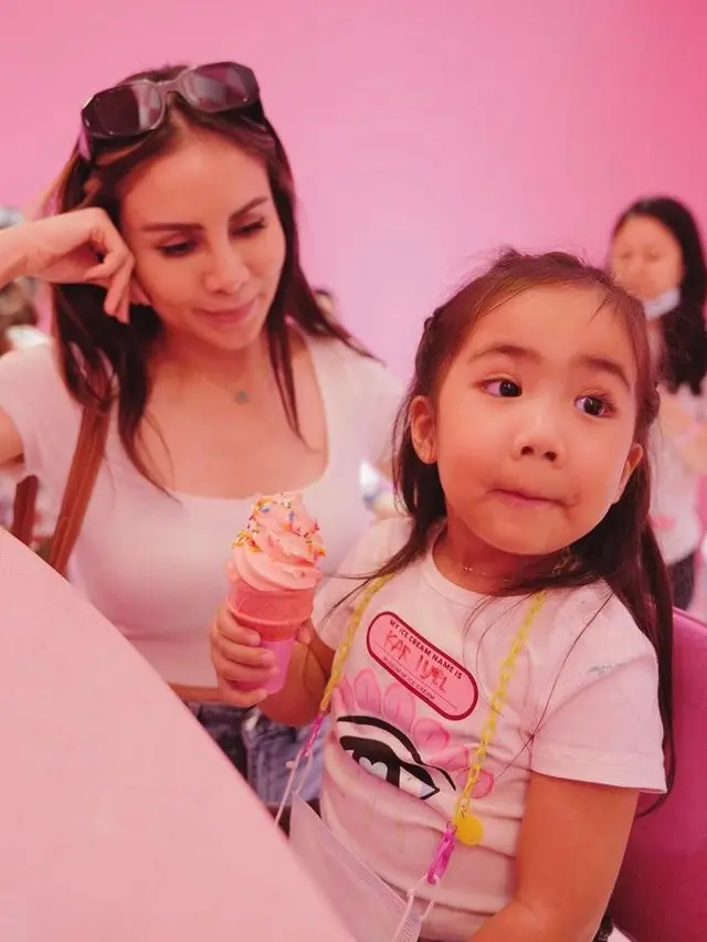 9 Potret Gaya Momo Geisha Liburan di Singapura, Semakin Menawan dengan Outfit Kekinian