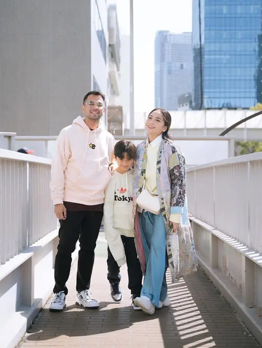 Nagita Slavina sendiri tampil cantik dengan nuansa kasual yang sama. Ia mengenakan kemeja kuning, yang dilapisinya dengan outer panjang bermotif abstrak, dipadu dengan celana jeans, dan ia tampak membawa sling bag berwarna putih. Foto: Instagram.