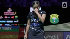 Ekspresi pebulu tangkis tunggal putri Indonesia Gregoria Mariska Tunjung setelah gagal mengembalikan kok ke arah lawannya tunggal putri China Wang Zhi Yi dalam babak perempatfinal Indonesia Open 2024 di Istora Senayan, Jakarta, Jumat (7/6/2024). (Liputan6.com/Herman Zakharia)
