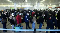 Penumpang mengantre untuk melewati bea cukai setelah tiba di Bandara Internasional Hangzhou Xiaoshan di provinsi Zhejiang timur China (8/1/2023). China mencabut persyaratan karantina untuk pelancong yang datang pada (8/1), mengakhiri isolasi yang diberlakukan sendiri selama hampir tiga tahun bahkan saat negara tersebut berjuang melawan wabah lonjakan kasus Covid. (AFP/STR)