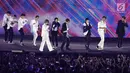 Boy band Korea Selatan, Super Junior tampil pada upacara penutupan Asian Games 2018 di Stadion Gelora Bung Karno, Jakarta, Minggu (2/9). Mereka membawakan lagu Sorry Sorry, Mr. Simple, dan Bonamana. (Liputan6.com/Helmi Fithriansyah)