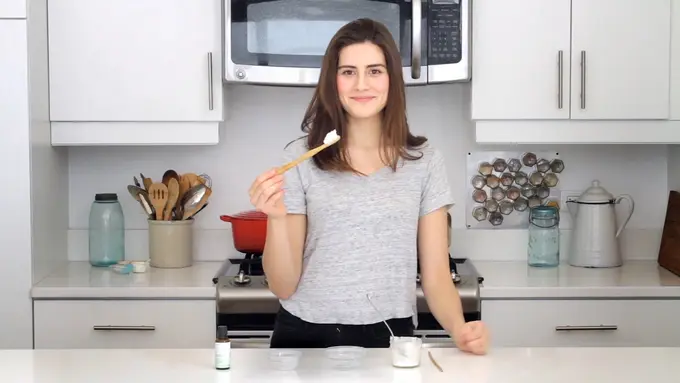 Anti Sampah, Gadis Ini Buat Semua Produk di Rumah