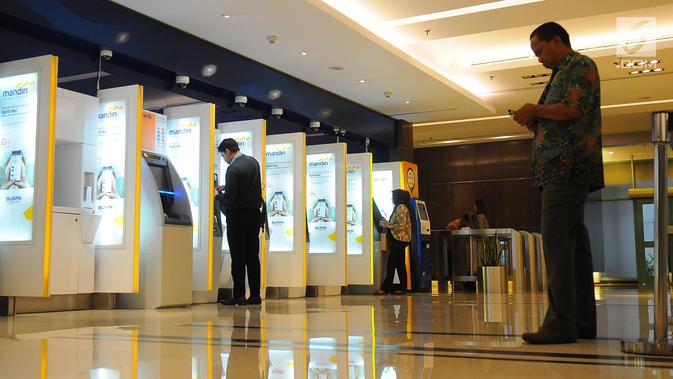 Nasabah melakukan transaksi di ATM Mandiri, Jakarta, Senin (29/4/2019). Kinerja Kuartal I 2019 Bank Mandiri  menyebutkan penyaluran kredit perseroan tumbuh 12,4 persen secara year on year (YoY) menjadi Rp 790,5 triliun. (Liputan6.com/Angga Yuniar)