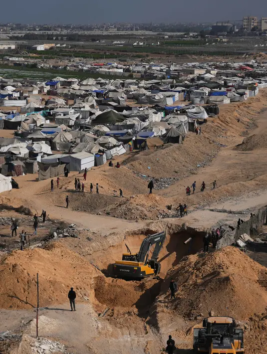 Aktivitas pekerja Mesir yang menggunakan alat berat untuk mencari jenazah para sandera di Kota Hamad, Khan Younis, di Jalur Gaza selatan, Selasa 28 Oktober 2025. Upaya ini dilakukan di tengah gencatan senjata yang disepakati antara Israel dan Hamas. (AP Photo/Abdel Kareem Hana)