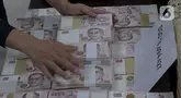 Petugas menata barang bukti terkait penangkapan mantan pejabat Mahkamah Agung Zarof Ricar di gedung Kejaksaan Agung, Jakarta, Jumat (25/10/2024). (Liputan6.com/Herman Zakharia)
