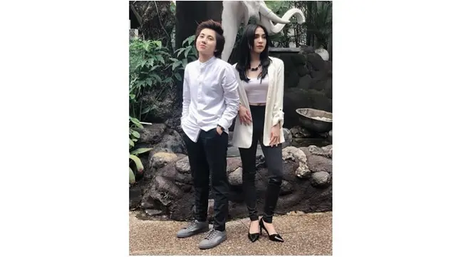 Dera juga sering duet dengan Yuniza Icha, saking dekatnya keduanya sempat digosipkan pacaran.