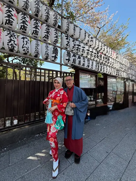 Keberanian memadukan hijab dengan kimono warna cerah menjadi inspirasi tersendiri bagi para hijabers yang ingin tampil fashionable saat traveling. [@marinizumarnisreal].