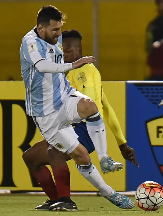 Pemain timnas Argentina, Lionel Messi berusaha mencetak gol ke gawang Ekuador pada Kualifikasi Piala Dunia 2018 di Stadion Atahualpa, Rabu (11/10). Hat-trick Messi membawa Argentina lolos ke Piala Dunia dengan skor 3-1. (PABLO COZZAGLIO / AFP)