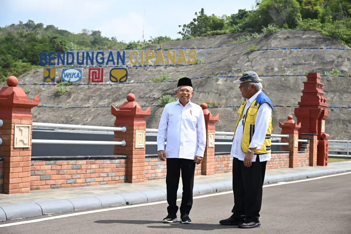 Wakil Presiden atau Wapres Ma'ruf Amin meresmikan Bendungan Cipanas, di Desa Cibuluh, Kecamatan Ujungjaya, Kabupaten Sumedang, Jabar.