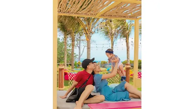 Hamil Anak Kedua, Ini 6 Momen Keharmonisan Keluarga Kecil Raditya Dika