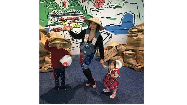 Kini Lastmi menimati perannya sebagai ibu dan seorang istri.