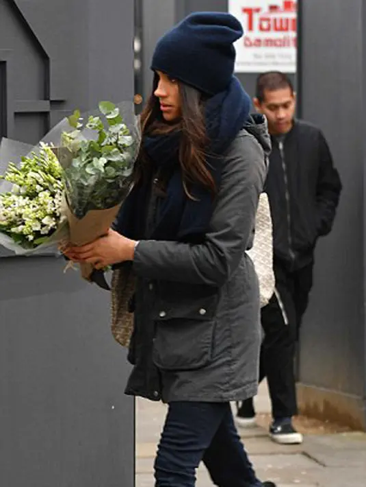 Mengenakan aksesoris dengan inisial kekasihnya bukan untuk yang pertama kali, sebelumnya Meghan juga mengenakan kalung deng liontin huruf H yang juga menjadi inisial nama kekasihnya. (doc.dailymail.com)