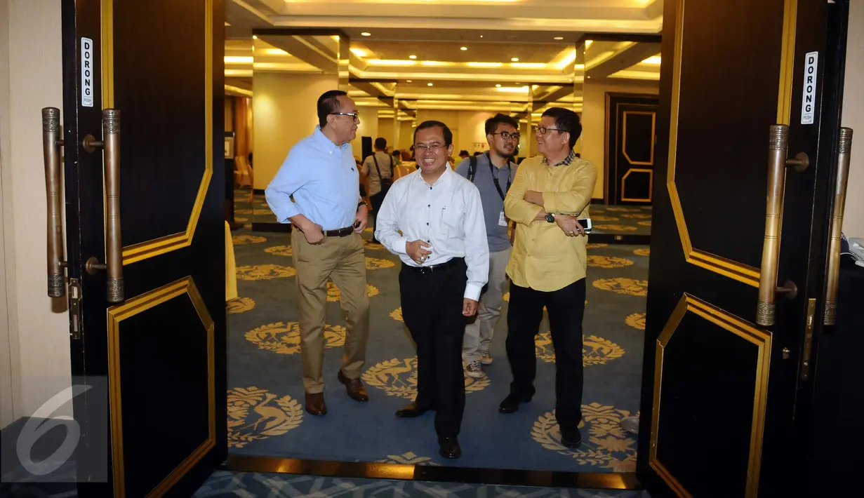 Waketum Partai Golkar versi Munas Ancol Priyo Budi Santoso (kedua kiri) meninggalkan ruangan usai putusan mahkamah Partai Golkar di Jakarta, Jumat (15/1/2016). Sidang memutuskan membentuk tim transisi untuk rekonsiliasi. (Liputan6.com/Helmi Fithriansyah)