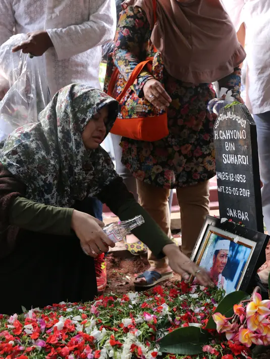 Menurut anaknya Agung, sebelum meninggal, saat kondisinya kurang baik, sempat meminta es krim. Agung sendiri tidak menyangka, itu merupakan permintaan terakhirnya. Ia juga tidak mendapatkan firasat apapun sebelum meninggal. (Adrian Putra/Bintang.com)