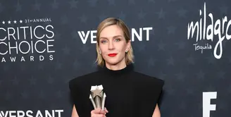 Rhea Seehorn berhasil meraih pemenang “Best Actress In A Drama Series”. dalam Critics Choice Awards. Pada momentum ini, ia mengenakan gaun Louis Vuitton  hitam dengan material silk crepe disertai cutting high collar dan sentuhan statement bahu lebar.