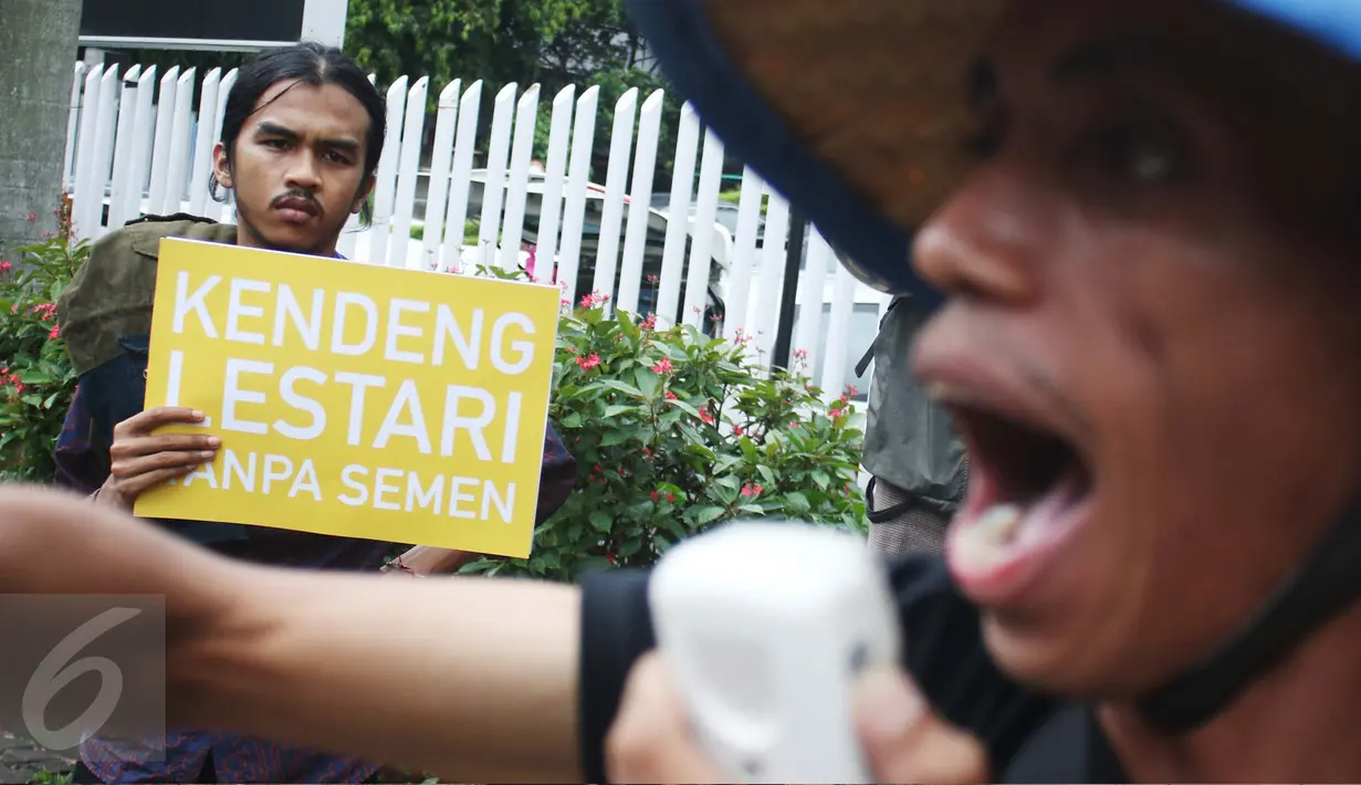 Massa dari Koalisi untuk Kendeng Lestari membawa poster sambil menggelar aksi teatrikal di depan Kementerian BUMN, Jakarta, Senin (3/4). Mereka menuntut BUMN tidak mengaktifkan pabrik semen di Rembang, Jawa Tengah tersebut. (Liputan6.com/Angga Yuniar)