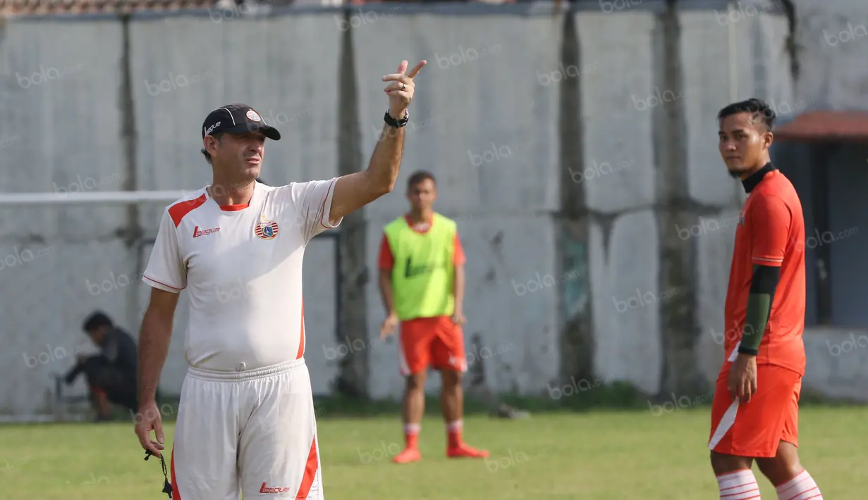 Pelatih Persija Jakarta, Paulo Camargo, memaparkan strategi kepada anak asuhnya menjelang laga pembuka Torabika Soccer Championship 2016 di Lapangan Villa 2000, Pamulang, Senin (25/4/2016). (Bola.com/Nicklas Hanoatubun)