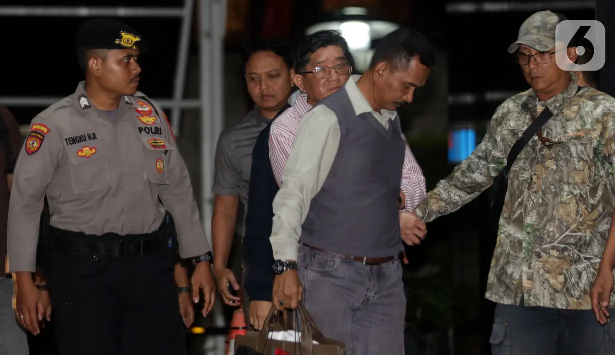 Tersangka tindak pidana korupsi penerbitan Izin Usaha Pertambangan (IUP) di Kalimantan Timur, Rudy Ong Chandra (tengah berkacamata) saat tiba di gedung Merah Putih Komisi Pemberantasan Korupsi (KPK), Jakarta, Kamis (21/8/2025). (Liputan6.com/Helmi Fithriansyah)