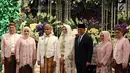 Panglima TNI Jenderal Gatot Nurmantyo melakukan foto bersama saat pernikahan Ray Zulham Farras Nugraha dengan DR. Milka Anisya Norosiya yang merupakan Anak Ketua MPR Zulkifli Hasan, di Jakarta, Minggu (24/9). (Liputan6.com/Johan Tallo)