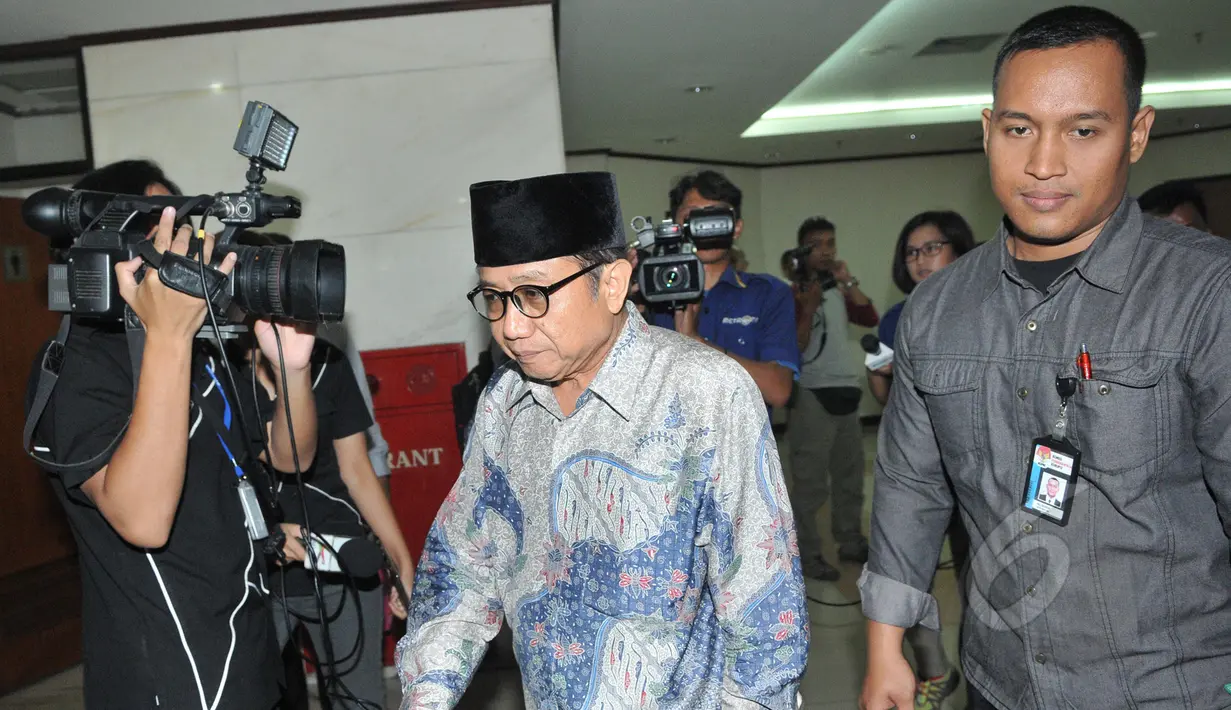 Mantan Sekjen ESDM, Waryono Karno meninggalkan ruangan usai mengikuti sidang dengan agenda tanggapan jaksa penuntut umum (JPU) KPK atas nota keberatan atau eksepsi terdakwa di Pengadilan Tipikor, Jakarta, Senin (18/5/2015). (Liputan6.com/Herman Zakharia)