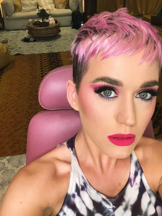 Katy Perry mengaku tak lagi jomblo usai bercanda degan Becca Kurfin. (instagram/katyperry)
