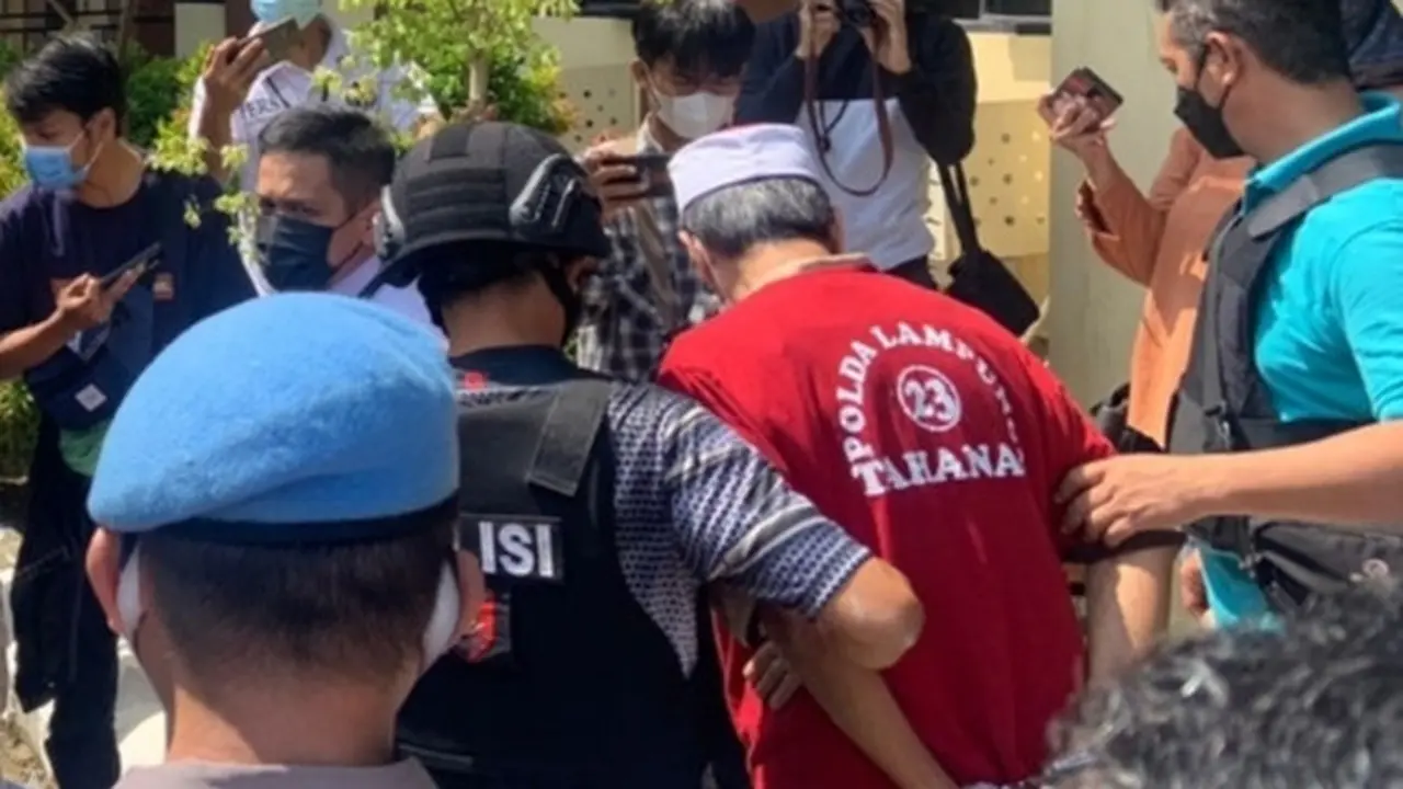 Tersangka penyebaran berita bohong, CH alias AB mengenakan baju tahanan.