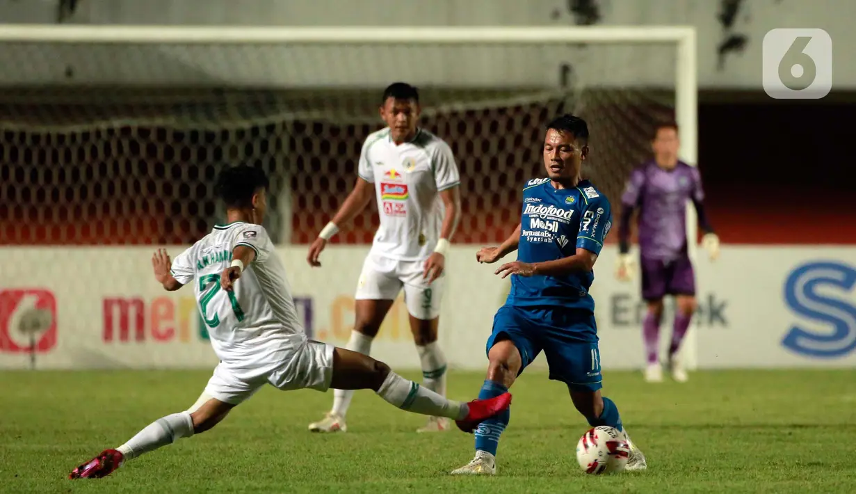 Pemain Persib Bandung , Dedi Kusnandar (kanan) berebut bola dengan pemain PS Sleman, Irkham Zahrul Milar (kiri) dalam pertandingan semifinal leg pertama Piala Menpora 2021 di Stadion Maguwoharjo, Sleman, Jumat (16/4/2021). (Bola.com/Ikhwan Yanuar)