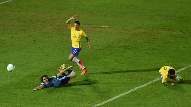 Hattrick Paulinho, Bawa Brazil Taklukan Uruguay
