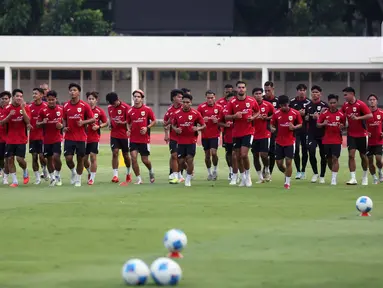 Pemain Timnas Indonesia U-23 menggelar latihan perdana jelang SEA Games 2025 di Stadion Madya, Kompleks Gelora Bung Karno (GBK) Jakarta, Jumat (3/10/2025). (Liputan6.com/Helmi Fithriansyah)