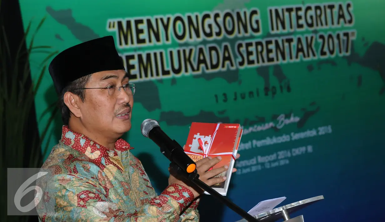 Ketua DKPP, Jimly Asshiddiqie menyampaikan ikhtisar buku yang akan diluncurkan pada perayaan empat tahun DKPP di Jakarta, Senin (13/6/2016). DKPP meluncurkan buku yang merekam jejak Pemilukada Serentak pada 2015 lalu. (Liputan6.com/Helmi Fithriansyah)