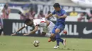 Gelandang Persib, Dedi Kusnandar, menjatuhkan gelandang Bali United, Marcos Flores, pada laga Liga 1 Indonesia di Stadion Si Jalak Harupat, Bandung, Kamis, (21/9/2017). Kedua klub bermain imbang 0-0. (Bola.com/M Iqbal Ichsan)