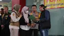 Hari ini, Rabu (10/12), jumlah korban tewas yang teridentifikasi bertambah 7 orang dan langsung diserahkan ke pihak keluarga. Tampak dalam foto, pihak keluarga dan kerabat korban kebakaran Gedung Terra Drone melakukan serah terima jenazah di Rumah Sakit Bhayangkara R. Said Sukanto atau RS Polri Kramat Jati, Jakarta, Rabu (10/12/2025). (merdeka.com/magang/Rendi Saputra)