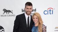 Penyanyi Kolombia Shakira dan pasangannya pesepakbola Spanyol Gerard Pique tiba di Billboard Music Awards 2014, di Las Vegas, Nevada pada 18 Mei 2014. Dalam sebuah pernyataan yang dirilis pada 4 Juni 2022, Shakira dan Gerard Pique mengumumkan perpisahannya di tengah panasnya isu soal perselingkuhan sang pesepak bola. (AFP PHOTO / ROBYN BECK)