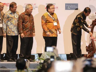 Presiden Jokowi memukul gong sebagai tanda pembukaan acara Indonesia Infrastructure Week (IIW) di Jakarta Convention Center, Rabu (9/11). Acara ini dihadiri oleh 22.000 peserta dan menghadirkan 350 proyek. (Liputan6.com/Faizal Fanani)
